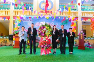 Lãnh đạo UBND xã Lạc Hồng tặng hoa chúc mừng
