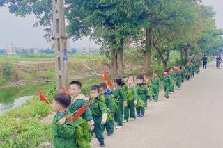 Các bé khối 4-5 tuổi hành quân lên thăm đài tưởng niệm