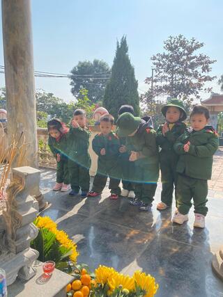 Các bé khối 3-4 tuổi thắp hương tại đài tưởng niệm liệt sĩ
